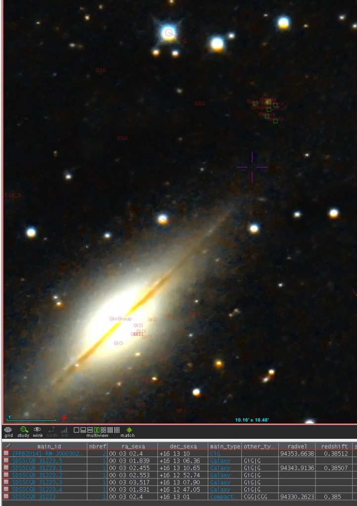 Galaxienhaufen bei z=0.385, rechts oben im Bild.