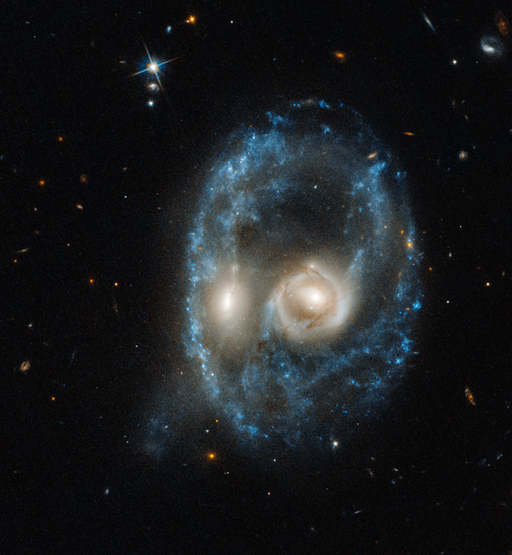 The galactic merger Arp–Madore 2026–424, ca. 700 Millionen Lj. entfernt irgendwo am Südhimmel. NASA, ESA, and J. Dalcanton, B.F. Williams, and M. Durbin (University of Washington)