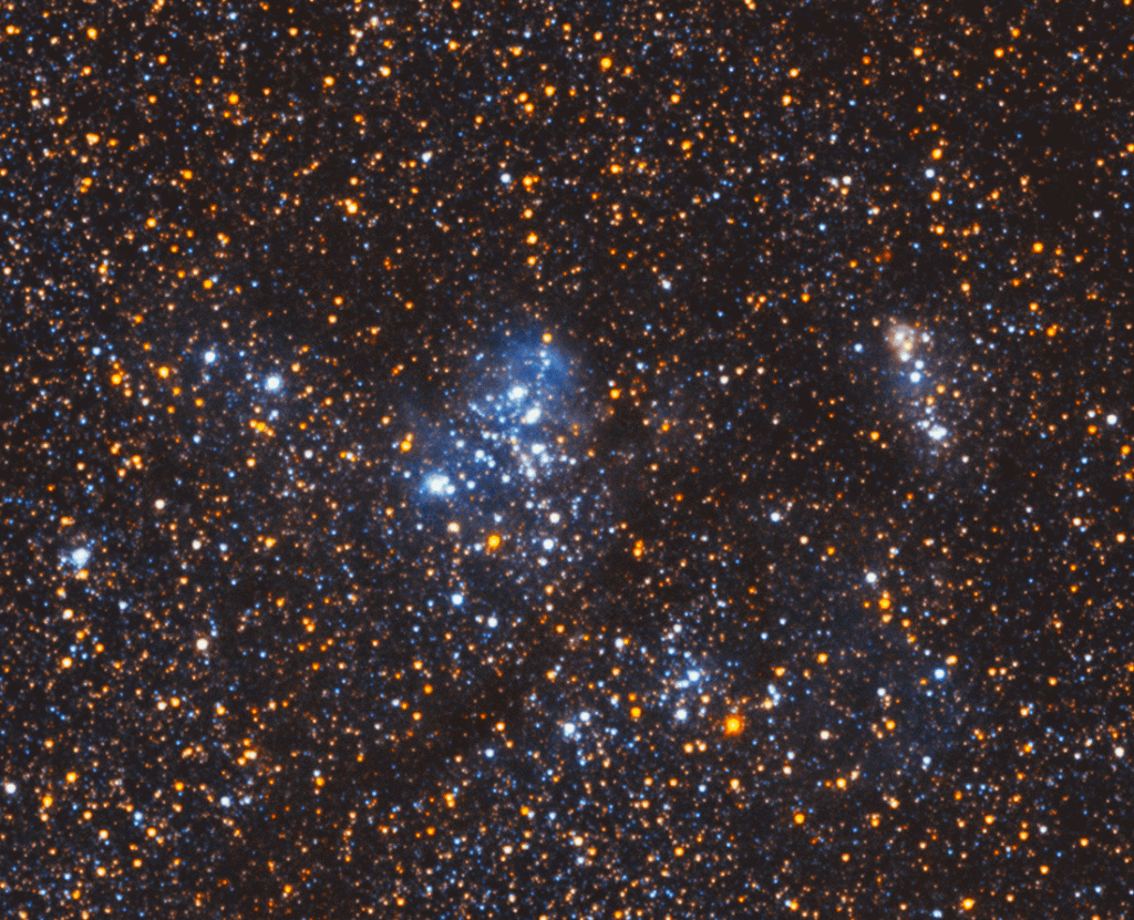 Hier ist das Chandra-Bild mit dem HST-Bild überlagert. Alles was heiß ist, also blaue Sterne und die Umgebung des Schwarzen Lochs, leuchtet hell im Röntgenlicht. Kühle rote Sterne sind dort nicht zu sehen.