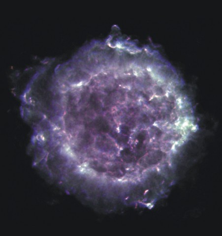 Das stärkste extrasolare Objekt am Radiohimmel ist Cassiopeia A. Überrest einer Supernovaexplosion im Jahr1680 (Type Ia). Das A im Namen besagt, dass es die hellste Quelle im Sterbild Cassiopeia ist.