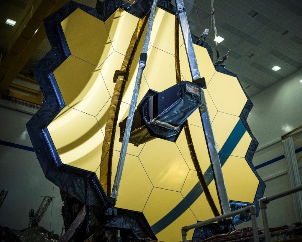 Der 6,5m Hauptspiegel des JWST, fertig zur Verschiffung